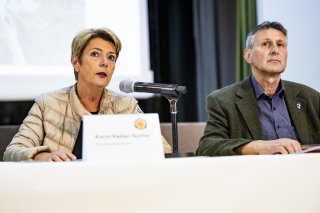 La présidente de la Confédération Karin Keller-Sutter aux côtés du président de Blatten Matthias Bellwald